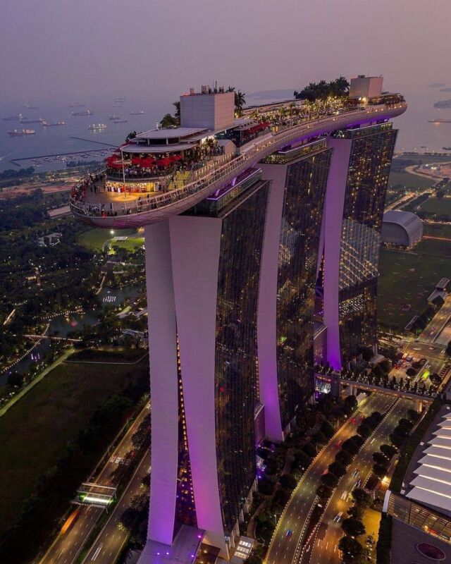 📍 Marina Bay Sands, Singapur

Singapur to zdecydowanie jedno z najbardziej zurbanizowanych miast na swiecie. Tym bardziej nie przestaje zaskakiwać takimi rozwiązaniami jak wspaniały hotel Marina Bay Sands z restauracją na wysokości ☁️
Kto z Was chciałby zjeść kolację w takim miejscu? 🍷

Obserwuj @lifestyler.pl by poznać piękne miejsca i hotele na świecie 🌍

Credit: @onlytravely

#singapur#polishtraveller#travelgram #lato #polishtravelblogs #wakacje #marinabaysands #blogipodroznicze #podróżnicy #podróżemałeiduże #polacywpodrozy #podroz #zwiedzamy #przygoda #instatravel #podrozemaleiduze #natura #podróże #zwiedzanie #polskiblog #widoki#singapore #podróżująceplecy #pocztowkazwakacji #pieknemiejsce #santorini #wyjazd #kochampodróże #podróżowanie #marinabay