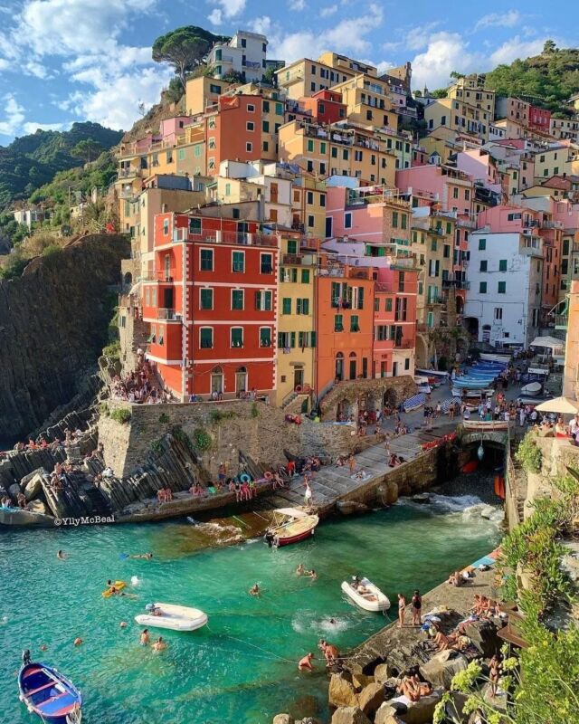 📍Cinque Terre, Włochy 🇮🇹

Znacie to niesamowicie malownicze miasteczko Cinque Terre we Włoszech? 
Jego przepiękne, kolorowe budynki usytuowane na skale sprawiają, że miejsce to wygląda wprost jak z bajki 🥰

Obserwuj @lifestyler.pl by poznać piękne miejsca i hotele na świecie 🌍 

Reposted from - dm.

#wakacje#world #cinqueterre #polskieblogipodroznicze #podróżnicy #krajobraz #podrozowanie #turysta #pieknemiejsca #podróże #zwiedzamyświat #wczasy #polandtravel #włochy #blogpodrozniczy #podrozniczka #wycieczka #zwiedzanie #podrozemaleiduze #natura #turystyka #kochampodróże #podróżowanie #polishtravelblogs #pieknemiejsce #podroznicy #pieknewidoki #plaza #italy